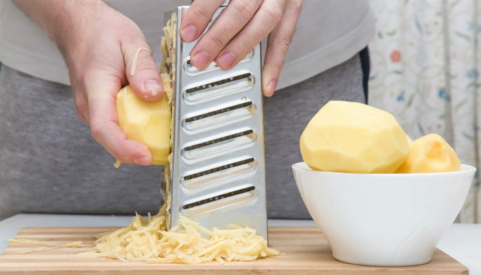 Πώς να καθαρίσετε τον τρίφτη σε 1 λεπτό: 2 απλά κόλπα της κουζίνας που κάνουν θαύματα