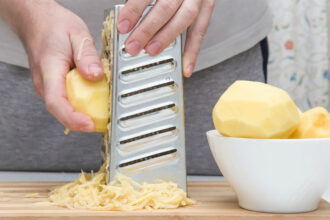 Πώς να καθαρίσετε τον τρίφτη σε 1 λεπτό: 2 απλά κόλπα της κουζίνας που κάνουν θαύματα