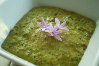 Η μοναστηριακή σκορδαλιά με σπανάκι και καρύδια