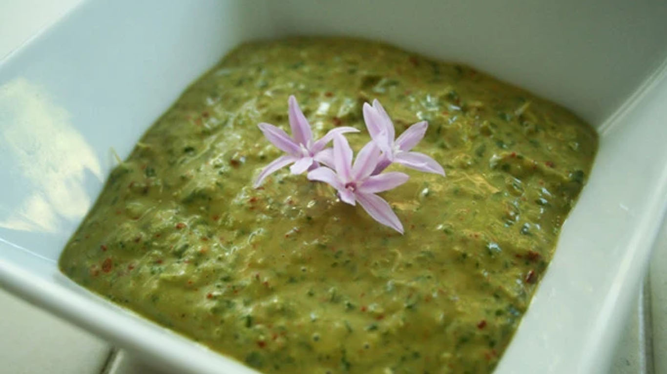 Η μοναστηριακή σκορδαλιά με σπανάκι και καρύδια