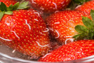 σκουλήκια σε φράουλες με αλατόνερο