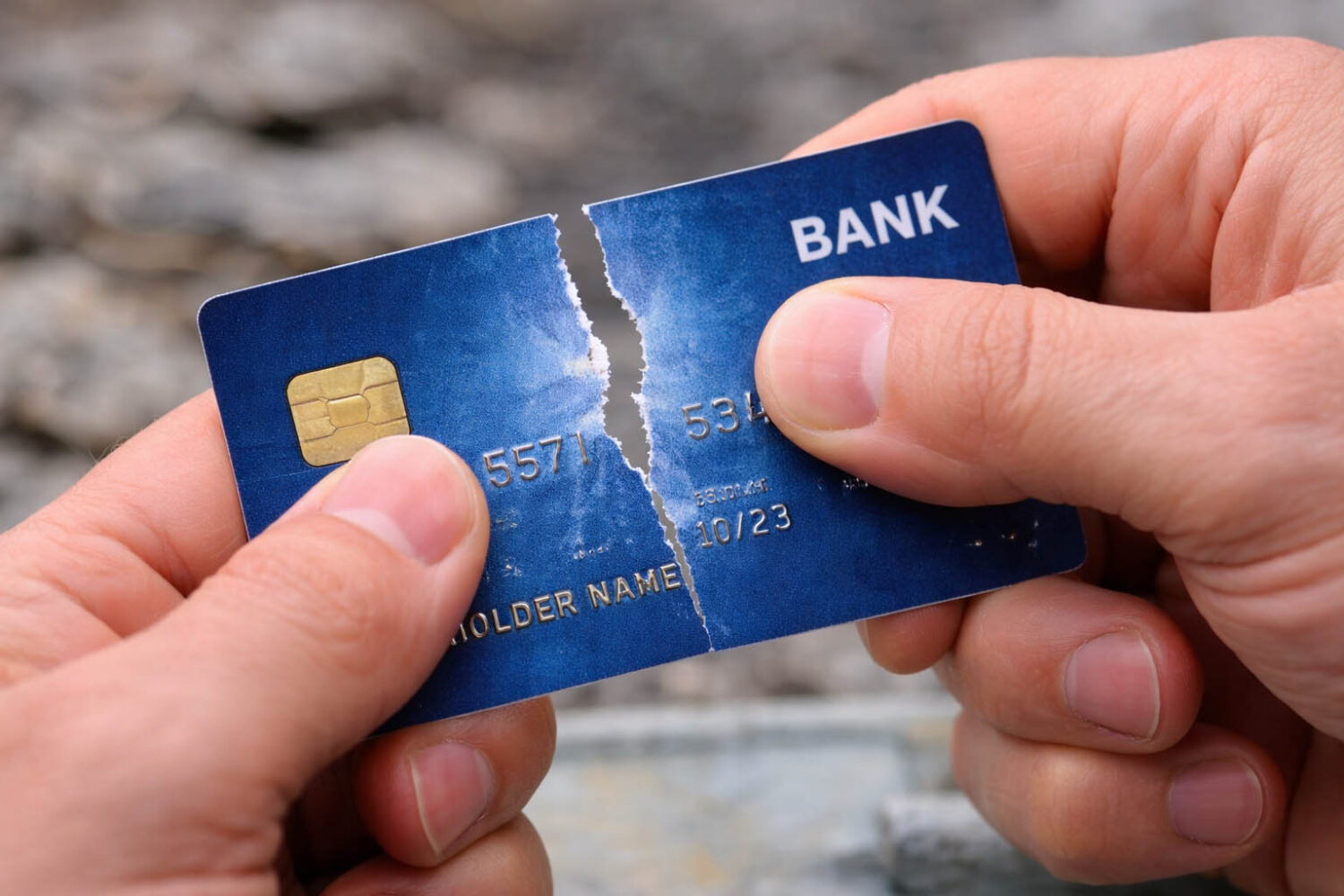 κοντινή εικόνα από άνθρωπο που σπάει πιστωτική κάρτα