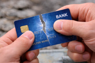 κοντινή εικόνα από άνθρωπο που σπάει πιστωτική κάρτα