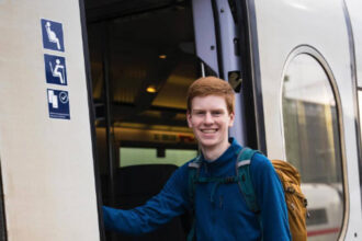 Στα 17 του άφησε το σπίτι του και ζει ταξιδεύοντας με τρένα σε όλη την Ευρώπη - Η απίστευτη ιστορία ενός εφήβου