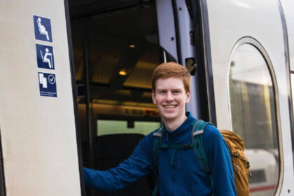 Στα 17 του άφησε το σπίτι του και ζει ταξιδεύοντας με τρένα σε όλη την Ευρώπη - Η απίστευτη ιστορία ενός εφήβου