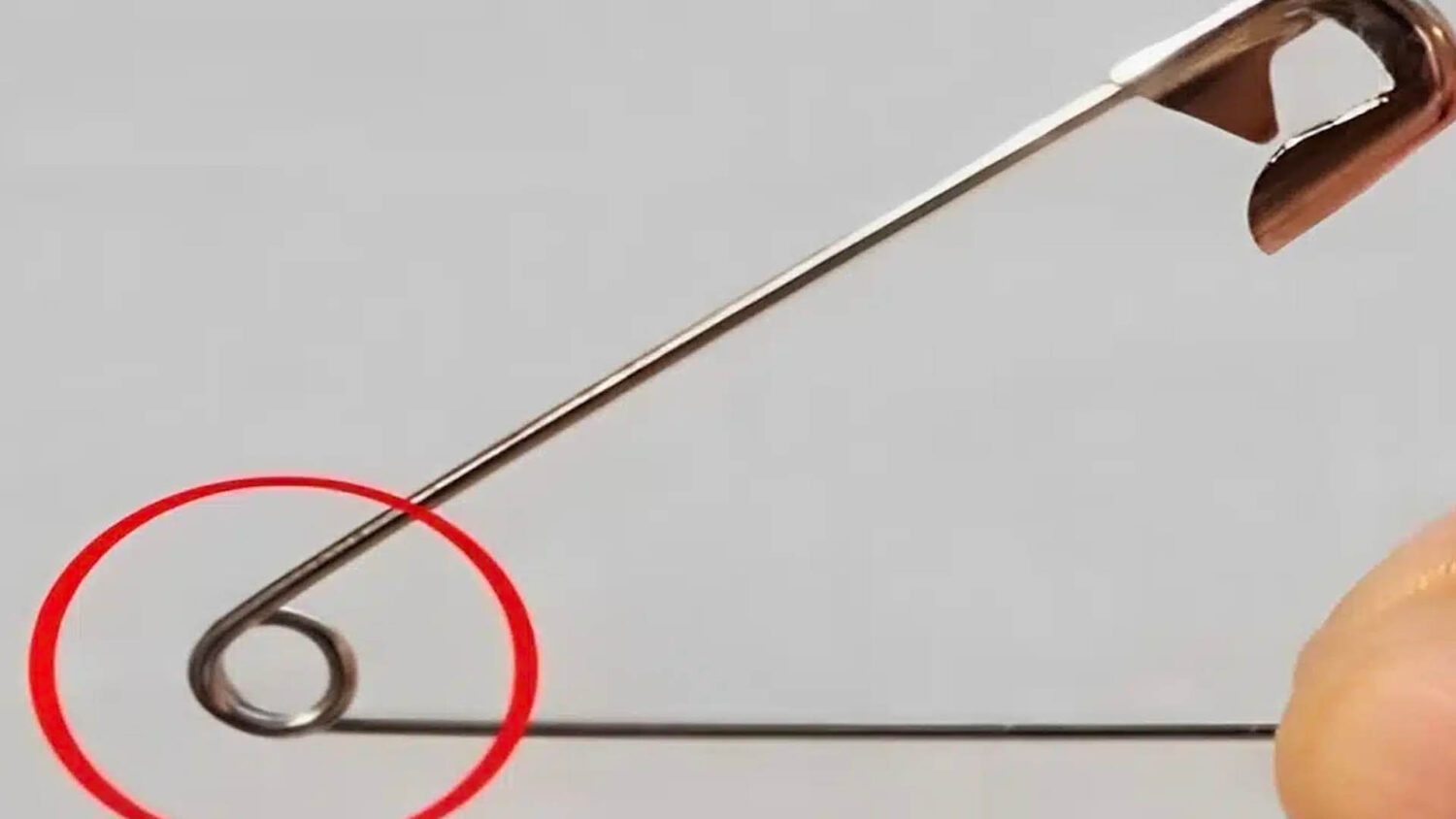 Η μικρή τρύπα στην παραμάνα που οι περισσότεροι αγνοούν - Κι όμως έχει απίστευτη χρήση