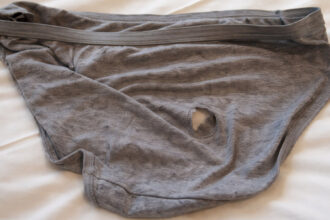 7 πράγματα που πρέπει να φύγουν σήμερα από τη ντουλάπα σου για να μπει επιτέλους σε τάξη