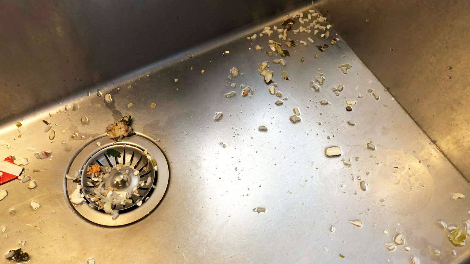 Ούτε χημικά ούτε υδραυλικός: Πώς να ξεβουλώσεις έναν σωλήνα με σπιτικά υλικά