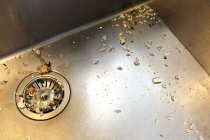 Ούτε χημικά ούτε υδραυλικός: Πώς να ξεβουλώσεις έναν σωλήνα με σπιτικά υλικά