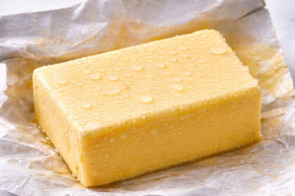 Αν το βούτυρο μυρίζει έτσι, πέταξέ το: Τα 4 σημάδια που δείχνουν ότι έχει χαλάσει