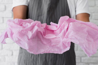 4 λάθη στο πλύσιμο που κάνουν τα ρούχα να βγαίνουν γεμάτα ζάρες