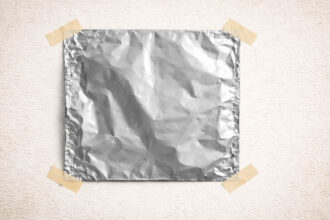 Κόλλησε αλουμινόχαρτο στον τοίχο και θα καταλάβεις αμέσως από που προέρχεται η υγρασία