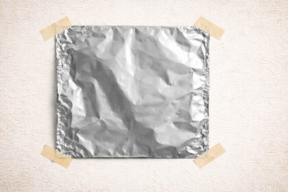 Κόλλησε αλουμινόχαρτο στον τοίχο και θα καταλάβεις αμέσως από που προέρχεται η υγρασία