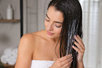 Συμφωνούν και οι κομμωτές: Βάλε στα μαλλιά πρώτα conditioner και μετά σαμπουάν - αυτός είναι ο λόγος
