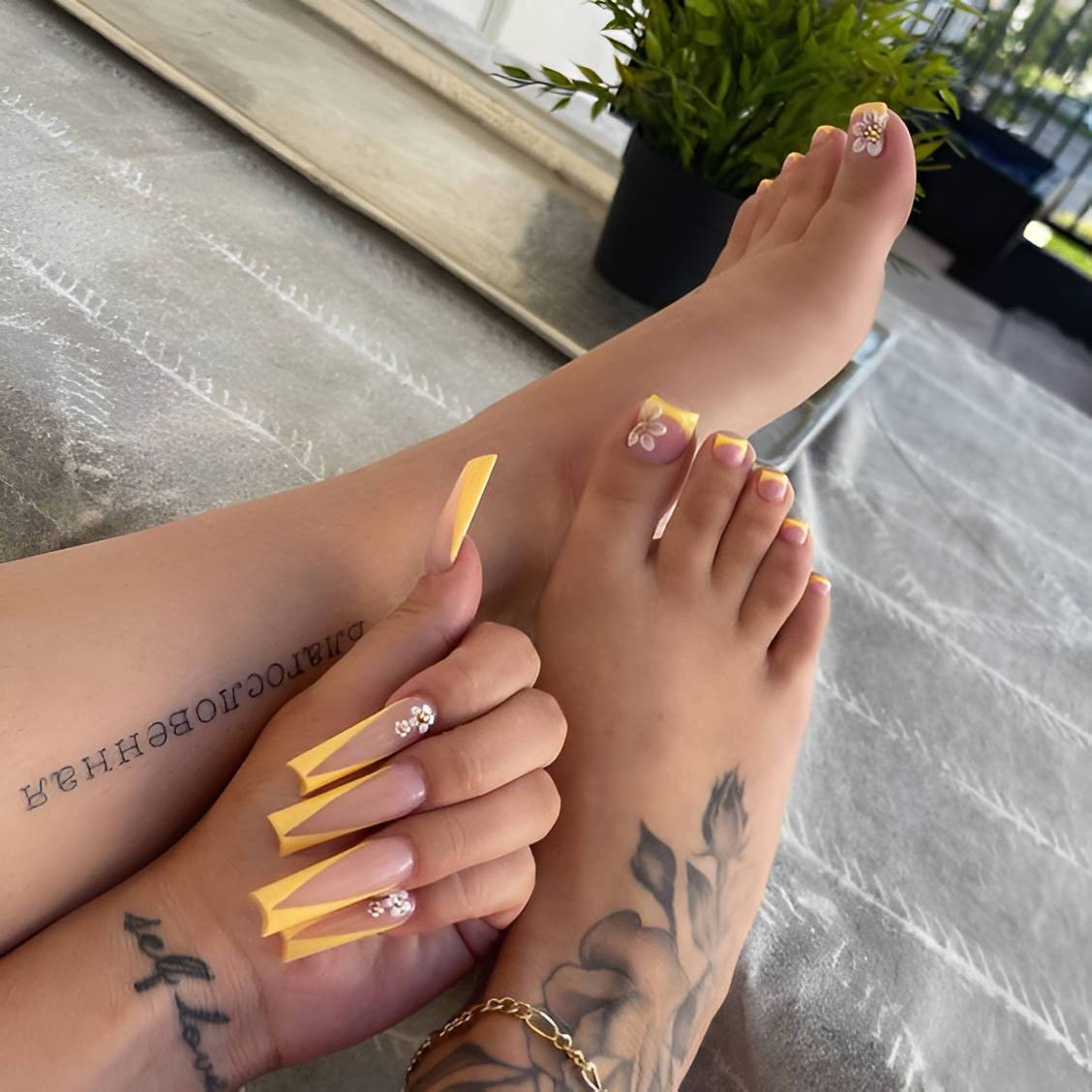 20 ιδέες για matching νύχια χεριών και ποδιών που θα αντιγράψεις αυτό το καλοκαίρι 17 20 ιδέες για matching νύχια χεριών και ποδιών που θα αντιγράψεις αυτό το καλοκαίρι