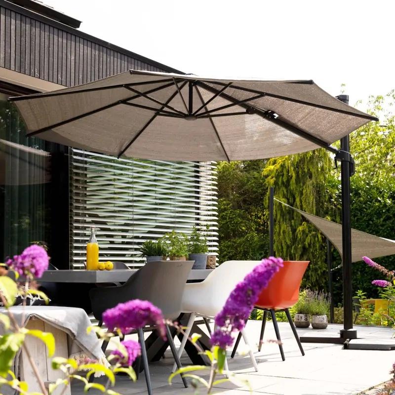 Δεν έχεις τέντα στον κήπο; 6 έξυπνοι τρόποι για να έχεις σκιά σε κήπο και μπαλκόνι χωρίς πολλά έξοδα 2 Ομπρέλα σε κήπο για σκιά