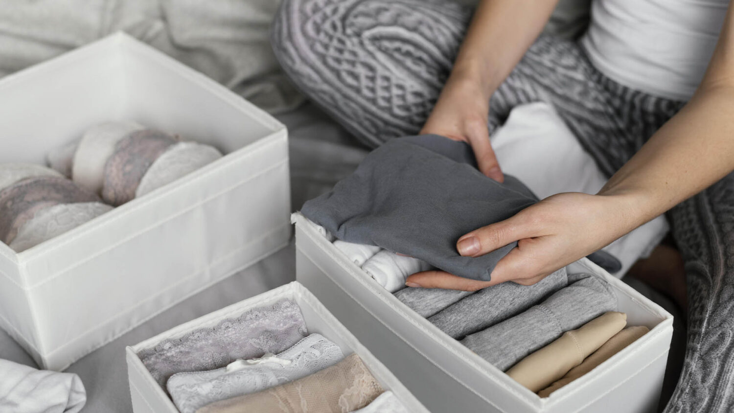 Η ιαπωνική μέθοδος για να διπλώνεις ρούχα και να κερδίζεις χώρο σε μικρές ντουλάπες