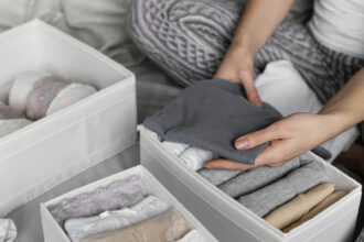 Η ιαπωνική μέθοδος για να διπλώνεις ρούχα και να κερδίζεις χώρο σε μικρές ντουλάπες