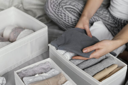 Η ιαπωνική μέθοδος για να διπλώνεις ρούχα και να κερδίζεις χώρο σε μικρές ντουλάπες