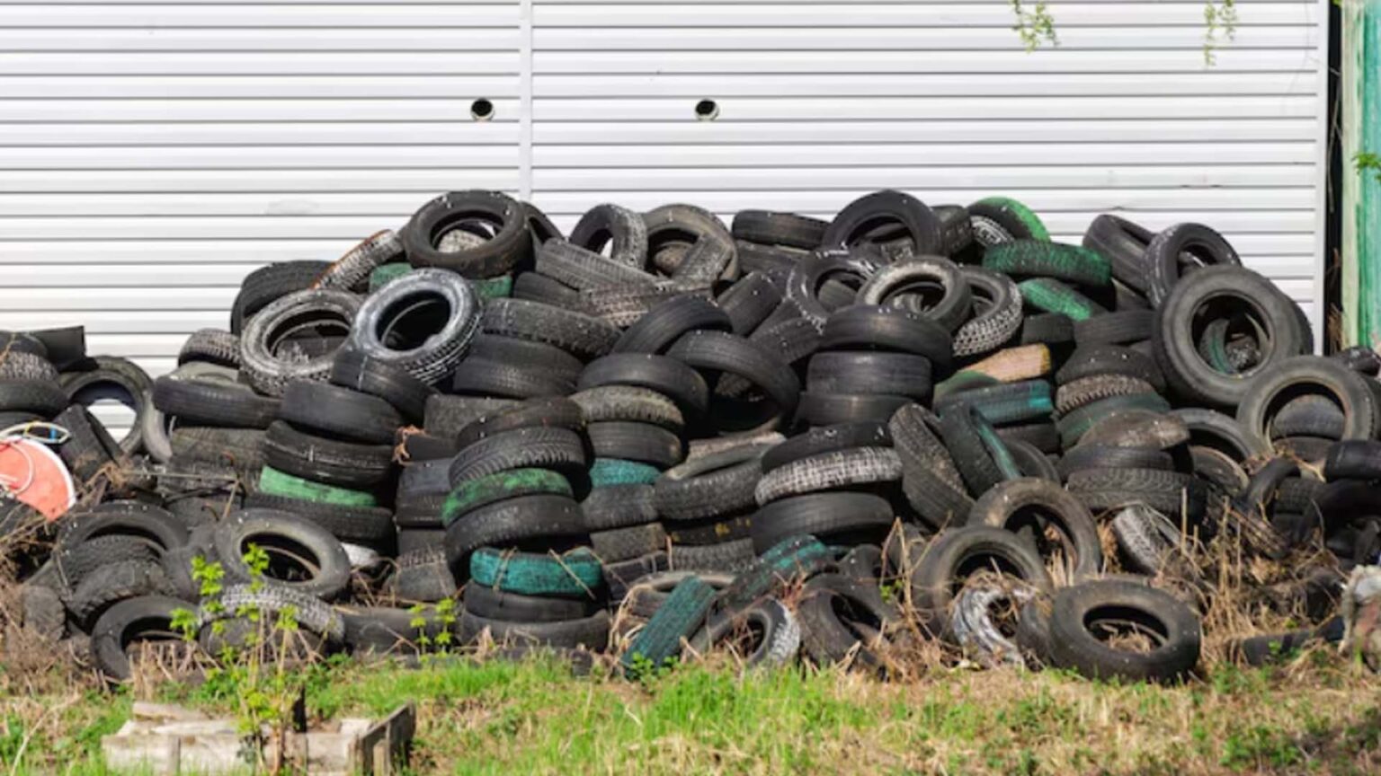 Οι επιστήμονες αποκαλύπτουν: Από τα λάστιχα των αυτοκινήτων προέρχονται κυρίως τα μικροπλαστικά στον αέρα της πόλης