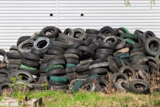 Οι επιστήμονες αποκαλύπτουν: Από τα λάστιχα των αυτοκινήτων προέρχονται κυρίως τα μικροπλαστικά στον αέρα της πόλης