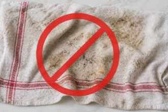 Πες αντίο στις άσχημες μυρωδιές στις πετσέτες κουζίνας: το απλό κόλπο με 2 υλικά που τις κάνει σαν καινούριες