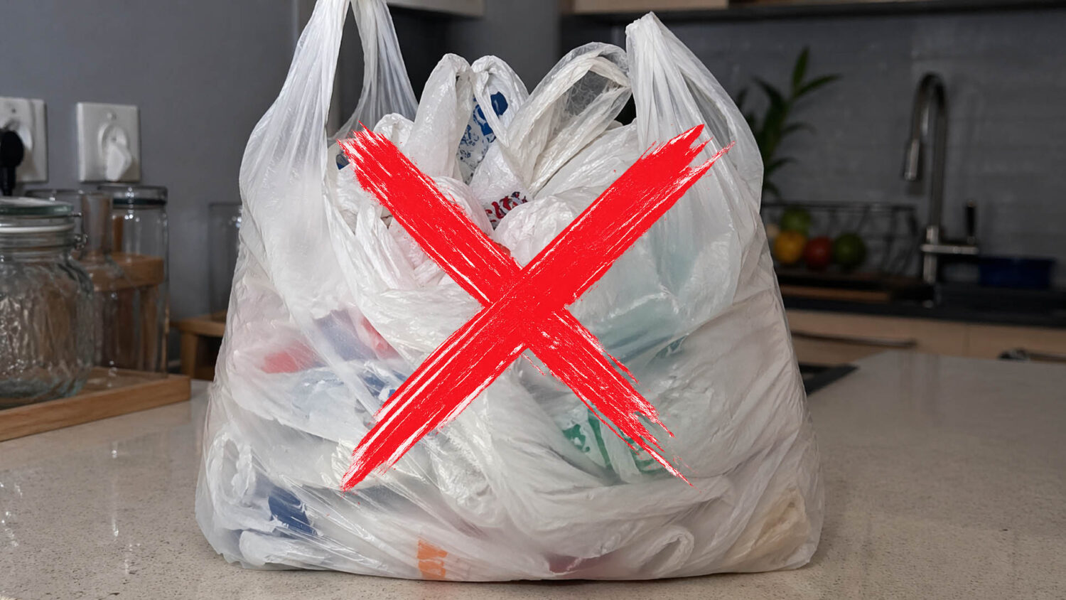 Αντίο στη σακούλα με…τις σακούλες: Το viral κόλπο που θα σου λύσει τα χέρια