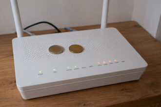 Γιατί κάποιοι βάζουν νόμισμα πάνω στο router Wi-Fi - και τι ισχύει πραγματικά