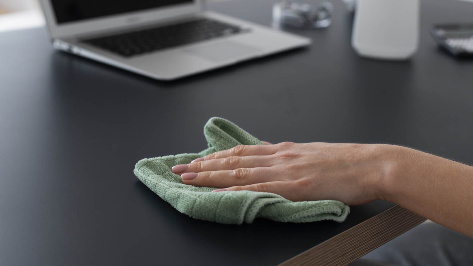 Μην κάνεις αυτό το λάθος στην ανοιξιάτικη καθαριότητα - μπορεί να προκαλέσει αλλεργίες