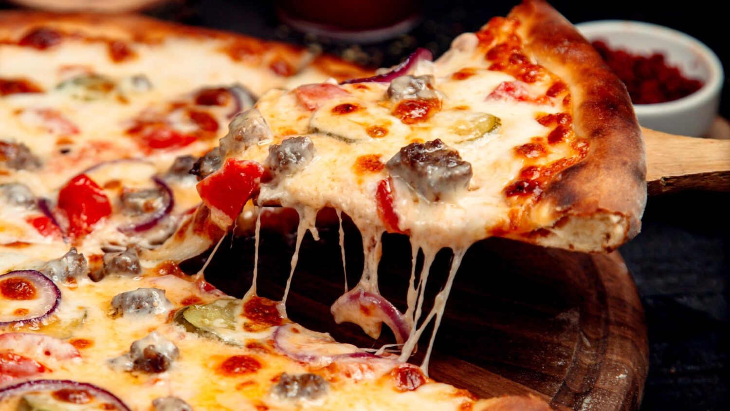 Ούτε φούρνος ούτε φούρνος μικροκυμάτων: Πώς να ζεστάνεις την πίτσα για να γίνει σαν να την παρήγγειλες τώρα