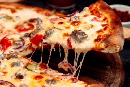 Ούτε φούρνος ούτε φούρνος μικροκυμάτων: Πώς να ζεστάνεις την πίτσα για να γίνει σαν να την παρήγγειλες τώρα