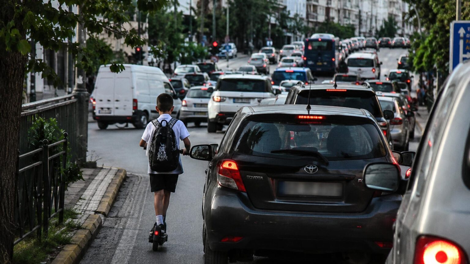 Ηλεκτρικά πατίνια: Τι ισχύει σε 4 χώρες της Ευρώπης και τι στην Ελλάδα - Αυξημένα τα ατυχήματα σε ανήλικους
