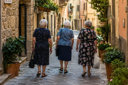 Το “Nonnamaxxing” γίνεται viral: Το ιταλικό lifestyle των γιαγιάδων που ίσως κρύβει το μυστικό της μακροζωίας