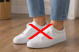 Τα λευκά sneakers βγαίνουν από τη μόδα: Η νέα τάση που κυριαρχεί σε Παρίσι και Μιλάνο το 2026