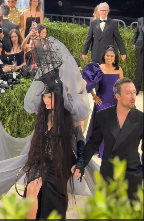 Madonna στο Met Gala 2026: Η σουρεαλιστική περούκα και το ντύσιμο που θύμιζε ναυαγισμένο καράβι 3 Madonna στο Met Gala 2026: Η σουρεαλιστική περούκα και το ντύσιμο που θύμιζε ναυαγισμένο καράβι