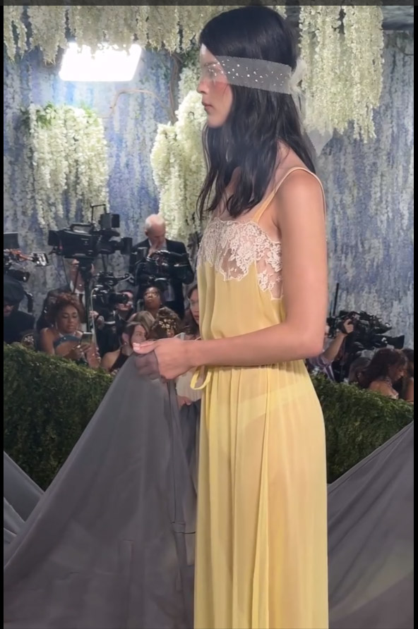 Madonna στο Met Gala 2026: Η σουρεαλιστική περούκα και το ντύσιμο που θύμιζε ναυαγισμένο καράβι 5 Madonna στο Met Gala 2026: Η σουρεαλιστική περούκα και το ντύσιμο που θύμιζε ναυαγισμένο καράβι