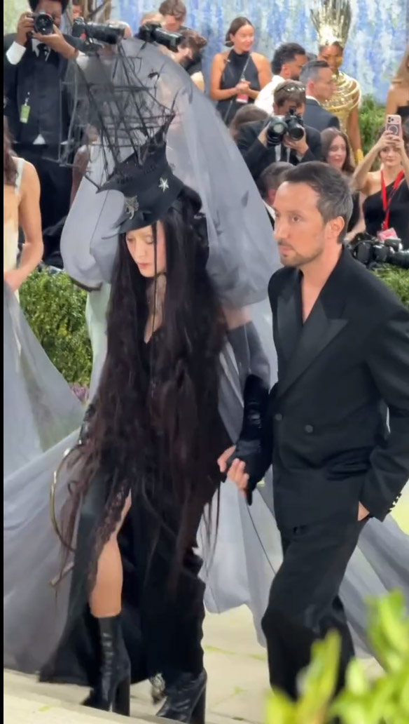 Madonna στο Met Gala 2026: Η σουρεαλιστική περούκα και το ντύσιμο που θύμιζε ναυαγισμένο καράβι 2 Madonna στο Met Gala 2026: Η σουρεαλιστική περούκα και το ντύσιμο που θύμιζε ναυαγισμένο καράβι