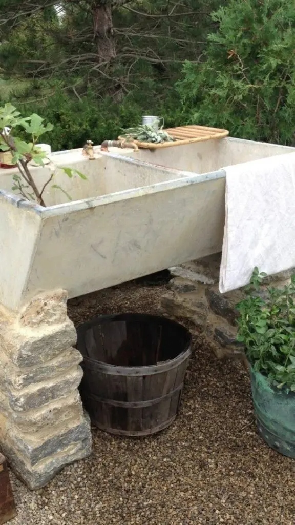 40 Νιπτήρες και γούρνες για τον κήπο και την αυλή που θα αναβαθμίσουν τον εξωτερικό σας χώρο 17 40 Νιπτήρες και γούρνες για τον κήπο και την αυλή που θα αναβαθμίσουν τον εξωτερικό σας χώρο