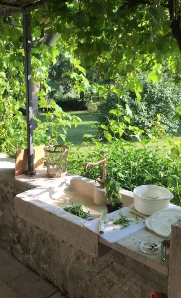 40 Νιπτήρες και γούρνες για τον κήπο και την αυλή που θα αναβαθμίσουν τον εξωτερικό σας χώρο 23 40 Νιπτήρες και γούρνες για τον κήπο και την αυλή που θα αναβαθμίσουν τον εξωτερικό σας χώρο