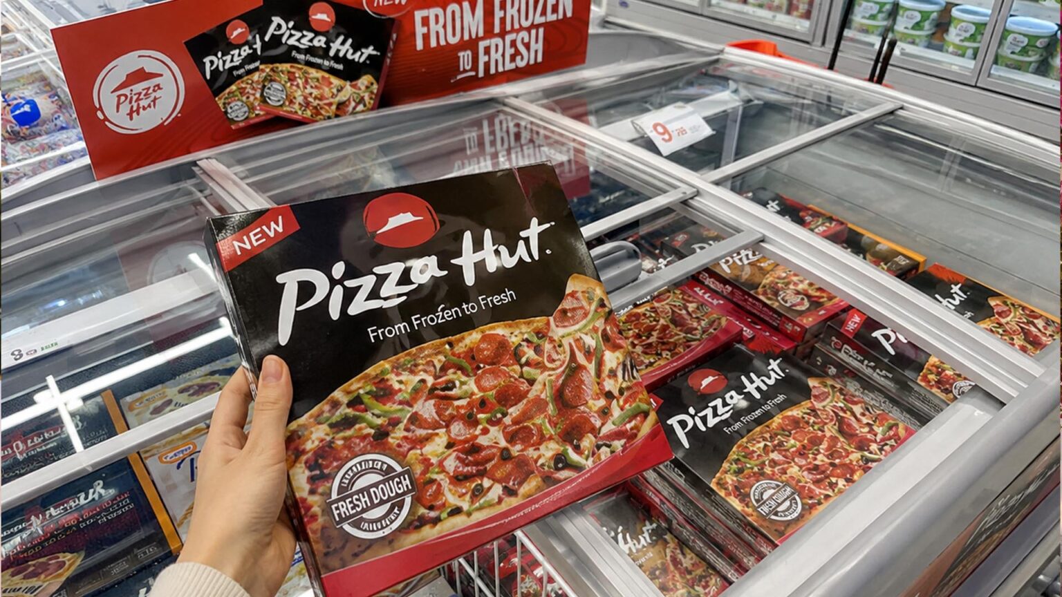 Η Pizza Hut γέμισε τα σούπερ μάρκετ με άδεια κουτιά πίτσας και έγινε viral