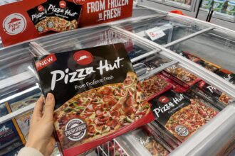 Η Pizza Hut γέμισε τα σούπερ μάρκετ με άδεια κουτιά πίτσας και έγινε viral
