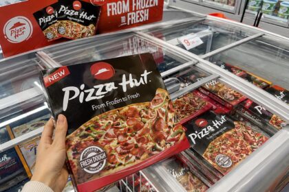 Η Pizza Hut γέμισε τα σούπερ μάρκετ με άδεια κουτιά πίτσας και έγινε viral
