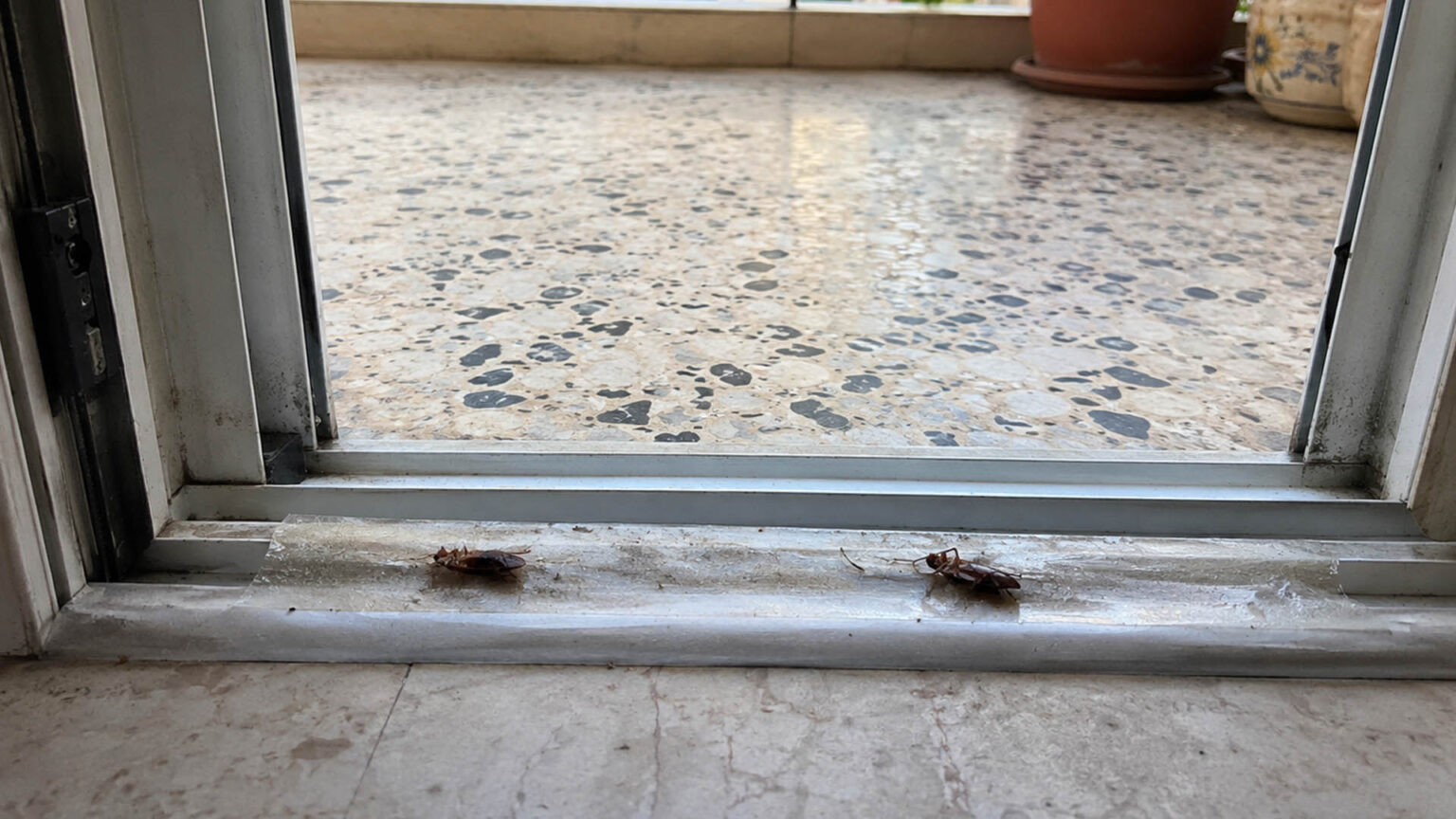 Το απλό κόλπο με την ταινία διπλής όψης στις μπαλκονόπορτες που δοκιμάζουν πολλοί το καλοκαίρι