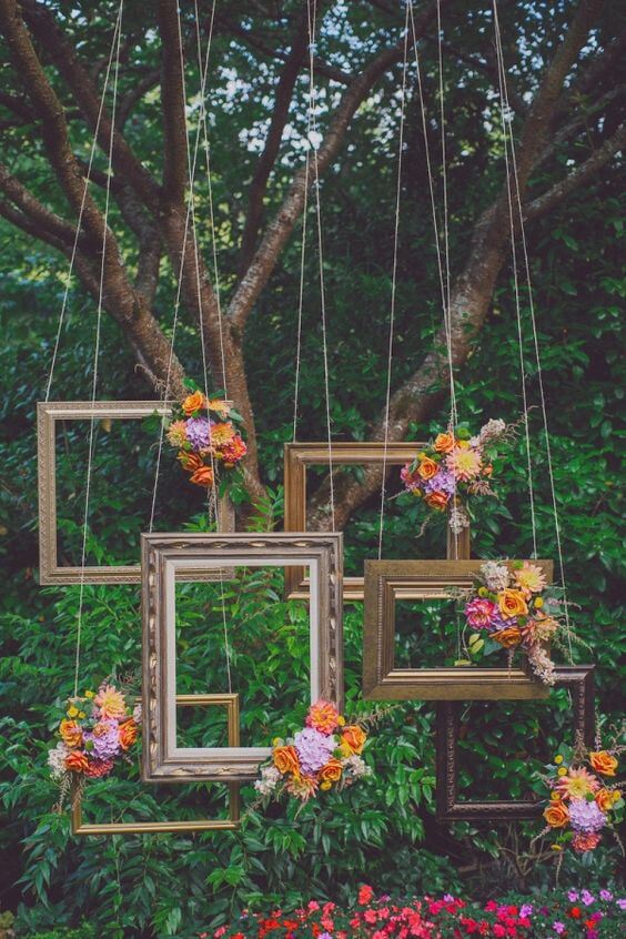 21 πανέξυπνες ιδέες για να μετατρέψετε παλιές κορνίζες σε μοναδική διακόσμηση για τον κήπο και την αυλή 11 Κορνίζες κρεμασμένες από δέντρο