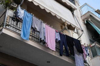 Η μπουγάδα στο μπαλκόνι σου μπορεί να σου κοστίσει έως και 500 ευρώ πρόστιμο - Οι περιοχές