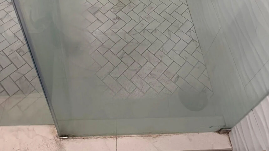 Το θαμπό τζάμι της ντουζιέρας έγινε ξανά διάφανο με ένα οικιακό υλικό των 3 ευρώ - Νόμιζα ότι η πόρτα ήταν ανοιχτή