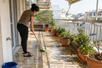 Ο καλύτερος τρόπος να καθαρίσεις βαθιά το μπαλκόνι σου τώρα που κάθεσαι έξω - Θα μοιάζει ξανά καινούργιο