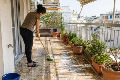 Ο καλύτερος τρόπος να καθαρίσεις βαθιά το μπαλκόνι σου τώρα που κάθεσαι έξω - Θα μοιάζει ξανά καινούργιο
